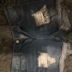 Basic ripped denim shorts